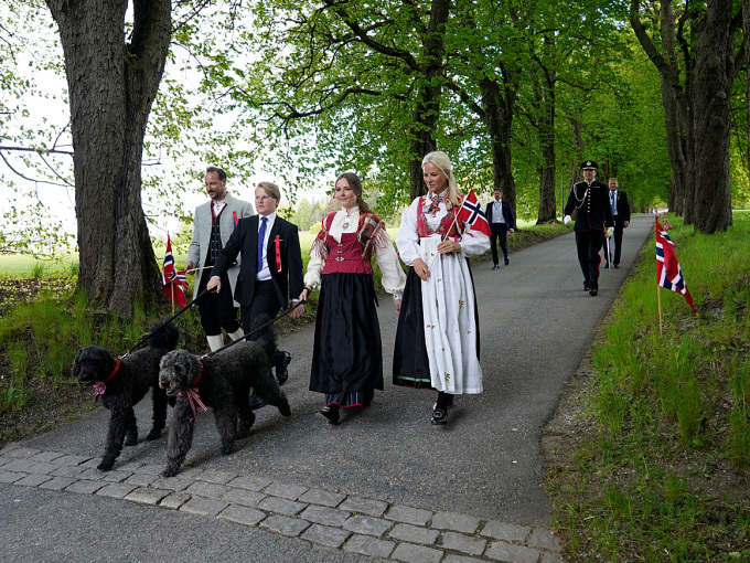 Kronprinsfamilien kom vandrende nedover alleen på Skaugum. Foto: Lise Åserud / NTB scanpix